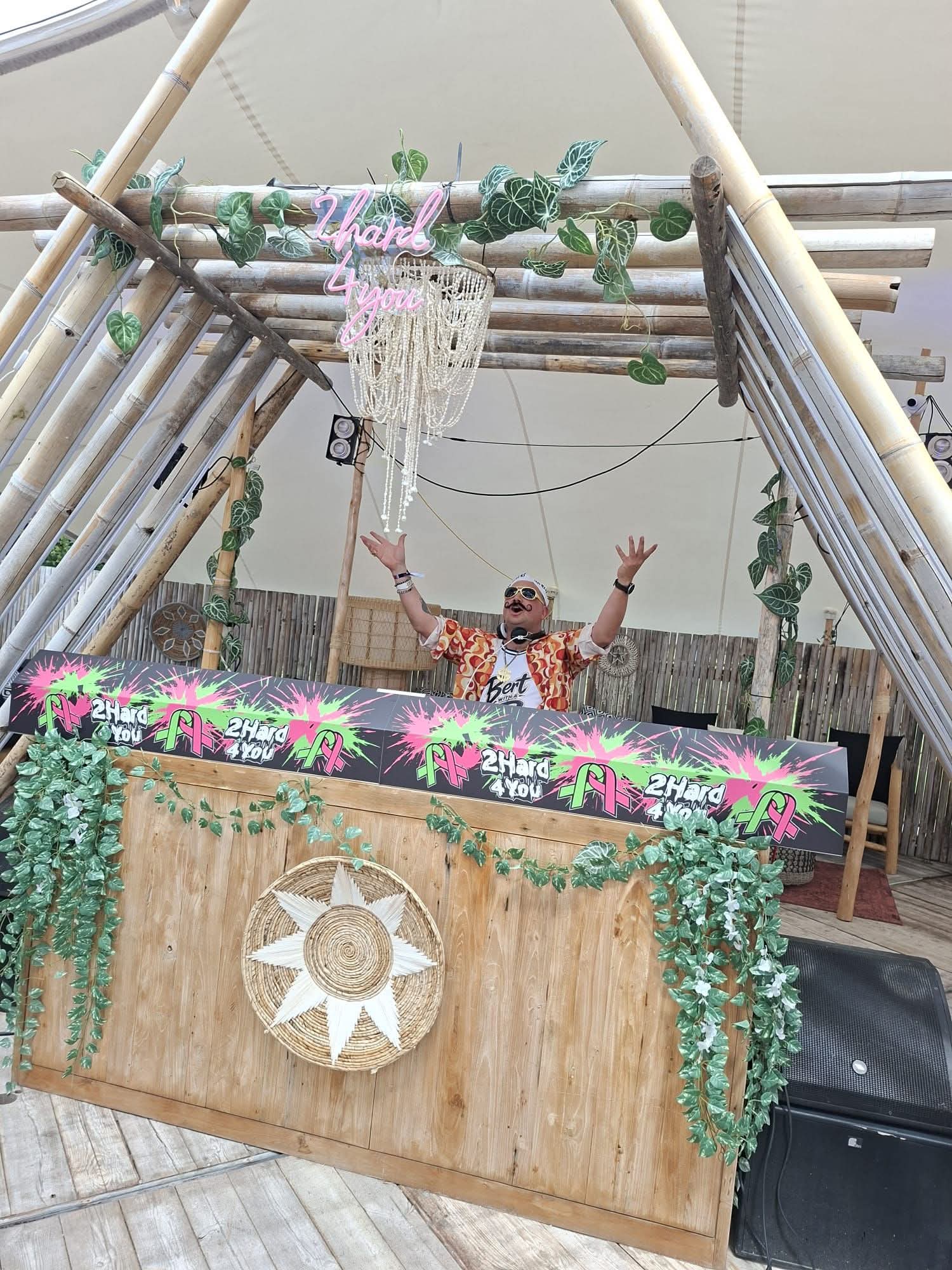 Bert with a B achter de DJ booth